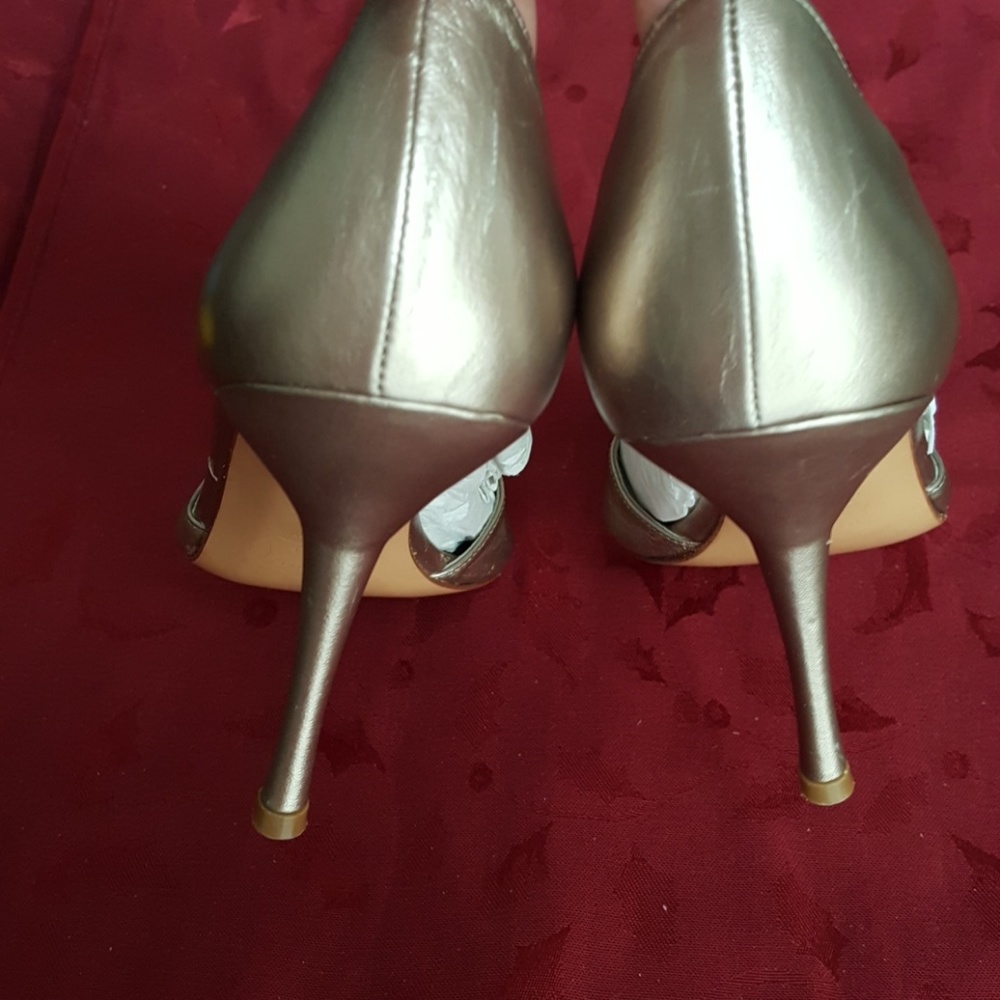 03:03 - Stuart Weitzman w/ Swarovski Crystals Heels - Picture 7 of 8